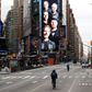 Nedlukningen af samfundet i store dele af verden - her det ellers myldrende Times Square på Manhattan i New York - koster forretninger millliarder, som nogen mener, forsikringsbranchen skal betale en god del af. Foto: Reuters/Brendan Mcdermid