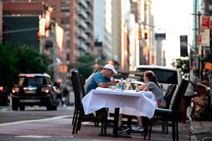 New York har været den hårdest ramte by i USA, men er nu i 2. fase af genåbningen, hvor friøsrer kan genåbne, og restauranter må servere udendørs. Andre steder i USA er antallet af nye coronatilfælde rekordhøjt. Foto: AFP/Johannes Eisele  