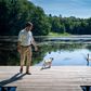 En svane nærmer sig og begynder at hvæse. Ellemann må kalde hunden i sikkerhed. Foto: Stine Bidstrup
