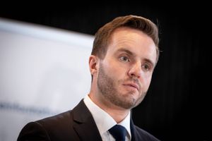 Regeringens statsgarantier for 100 mia. kr. til energisektoren har ingen indflydelse på forsyningssituationen, lyder det fra eksperter, der langer hårdt ud efter forklaringerne fra erhvervsminister Simon Kollerup.