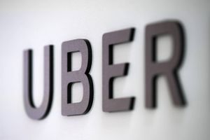 The Uber Technologies logo is displayed at the Uber Elevated Asia Pacific Expo event in Tokyo on Aug. 30, 2018. Foto: Bloomberg photo by Tomohiro Ohsumi