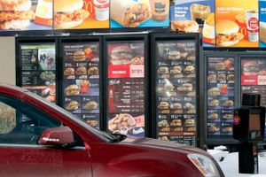 De indendørs spisepladser hos flere af de kendte fastfood restauranter i USA som McDonald's og Burger King vil blive reduceret. I stedet satses der endnu mere på drive-in og afhentning af mad. Foto: Foto: AP/David Duprey.