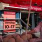 SuperBrugsen er på jagt efter nye butikker i en tid med opbrud i konkurrenten Dagrofa. Her ses kunder foran SuperBrugsen i Kolind på Djursland. Arkivfoto: Joachim Ladefoged