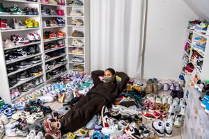 Med 275.000 følgere er danske Sally Javadi en af verdens førende kvindelige instagrammere. Hun deler sin fascination af sneakers – eller gummisko, tennissko, alt efter temperament. Selv ejer hun mere end 250 par, og fra sit farverige univers i en forstad til Aarhus er hun et stilikon – med en sag.