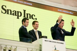 De to stiftere af Snapchat Bobby Murphy (til venstre) og Evan Spiegel (i midten) ringer med åbningsklokken på New York Stock Exchange torsdag den 2. marts. Til højre hujer børsens chef Thomas Farley. Foto: Richard Drew/AP