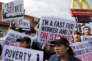 McDonalds medarbejdere og støtter strejker for at få en mindsteløn på 15 dollars i timen i Chicago i april 2015. Det forår strejkede også ansatte i lufthavne, hjemmehjælpere og ansatte i Walmart for en højere mindsteløn. U.S. Foto: AP/M. Spencer Green