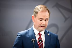 Ministeriernes samlede regning til konsulenter skulle efter planen nedbringes med flere hundrede millioner kroner årligt. Pengene skulle bruges på velfærd og den grønne omstilling. Men i stedet brugte ministerierne 228 mio. kr. mere i 2021 end året før. Finansminister Nicolai Wammen fastholder regeringens ambitioner. 