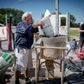 Jørgen Rasmussen er 81 år og murer på fuldtid. Han er ansat i sin søns firma og nyder at møde ind hver morgen for at tage med ud på forskellige opgaver. I øjeblikket ombygger firmaet en gammel lade til ferieboliger. Foto: Casper Dalhoff