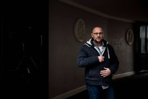 Ekstra Bladet vil se nærmere på den proces, som de påståede sexkrænkere udsættes for. Chefredaktørens beskrivelse af mediedækningen hidtil vækker forundring i branchen. 