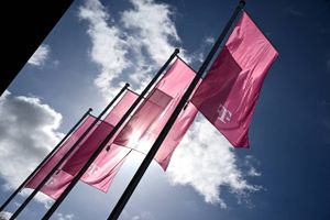 Det tyske telekommunikationsselskab Deutsche Telekom er efter sigende i dialog med T-Mobiles amerikanske forretning om en aftale, der kan føre til verdens største fusionsaftale nogensinde.