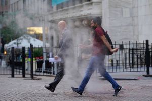 Amerikanske aktier ligger næsten stille, men under overfladen er der store spændinger. Bl.a. trækker de lavere renter investorerne tilbage til teknologiaktier.