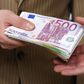 For hver dag, der går, trækker grækerne stadig større beløb ud af landets banker. Torsdag, da eurolandenes finansministre mødtes, blev over 7,5 milliarder kroner trukket ud.
