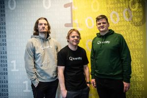     Hans Henrik Knudsen (grøn trøje), Allan Grønlund ( sort t-shirt) og Nikolaj Zinner står bag Kvantify. De arbejder med kvantesoftware fra deres nye kontor på Incuba i Aarhus.  Foto: Helle Arensbak