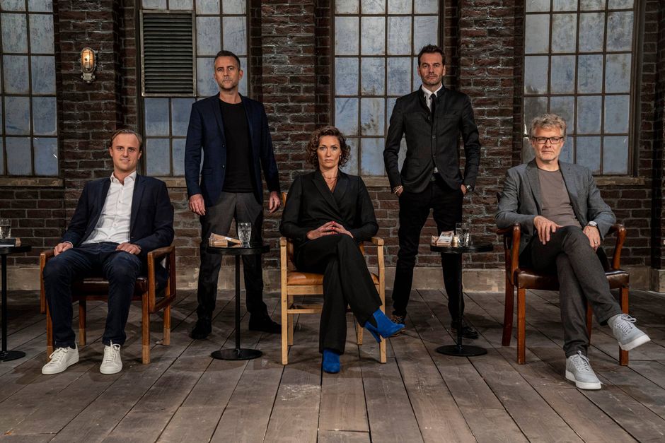Mia Wagner ses her som en del af investorerne i "Løvens Hule". Fra venstre: Christian Arnstedt, Jacob Risgaard, Mia Wagner, Jesper Buch og Jan Lehrmann. PR-foto: Per Arnesen.