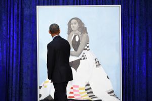 Former President Barack Obama looks at the official portrait of his wife at the works' unveiling on Feb. 12, 2018 at the National Portrait Gallery in Washington, D.C. Foto: Washington Post photo by Matt McClain.