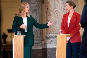 Sofie Carsten Nielsen (R) og Mette Frederiksen (S) stod side om side ved partilederdebatten onsdag aften på Christiansborg. Kun én af dem har vind i sejlene. Foto: Martin Sylvest/ Ritzau Scanpix 2022)  