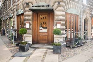 Københavns Politi har nytårsdag været til stede ved en Michelin-restaurant i København, hvor flere hunderede mennesker står i kø.