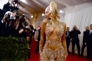 Den populære sangerinde Beyonce vil investere i det amerikanske basketball-hold Rockets fra hendes fødeby Houston. Dermed følger hun i sin mand Jay-Z’s fodspor, der også er tidligere basket-holdejer.