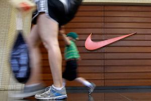 Omsætningen i det amerikanske sportsudstyrsfirma Nike faldt med næsten 40 procent i det seneste kvartal. 