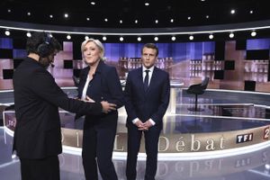 Franskmændene blev vidne til en verbal boksekamp, da de to franske præsidentkandidater Marine Len Pen og Emmanuel Macron stod over for hinanden i en stor tv-debat onsdag aften. Foto: Eric Feferberg/AP.