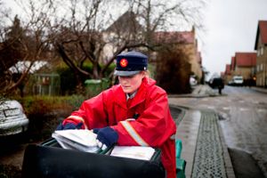 Kæmpe underskud hos Post Danmark kan tvinge politikerne til at ændre kravene dramatisk til postvirksomheden i en ny postlov, der skal på plads inden årsskiftet.