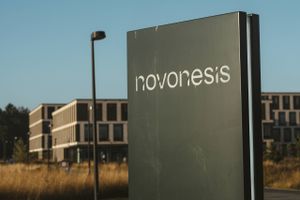 Novonesis fortsætter ufortrødent frem torsdag middag i toppen blandt eliteaktierne, efter at selskabet har overrasket handlerne med en opjustering og stærk vækst. 