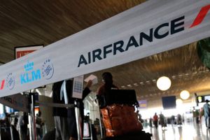Det er ikke altid lige nemt for flypassagerer at få refunderet pengene fra deres aflyste flybilletter. Foto: AP/ Christophe Ena.Den franske stat vil med sit aktieopkøb i Air France KLM sikre de langsigtede aktionærer større indflydelse.