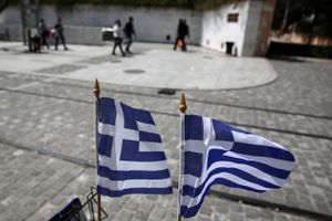 Efter fem ugers lukning er børsen i Athen genåbnet med voldsomme kursfald.