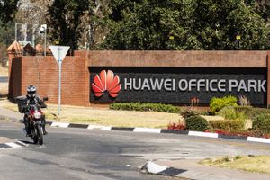 A sign stands at the entrance to the Huawei Technologies office park in Johannesburg, South Africa, on Aug. 6, 2020. Foto: Bloomberg/Waldo Swiegers