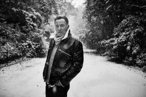 Bruce Springsteen har nærkontakt med spøgelser og er i dødens nærhed på nyt album. Alligevel hører det til blandt hans mest vitalt rockende udspil.