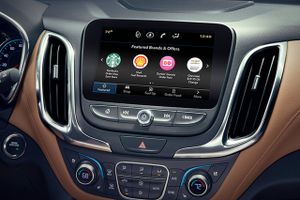 Med den nye "Marketplace App" kan man bestille kaffe, mad, reservere bord på en restaurant eller booke et hotelværelse, mens man sidder i bilen. Foto: General Motors.