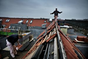 Højere erstatninger, kortere ventetid og flere tilbage på arbejdsmarkedet efter en arbejdsskade, lyder regeringens oplæg til forhandlinger om en ny lov. Arbejdsgivere frygter ekstraregning på 300 mio. kr.