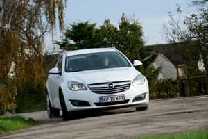 Opel Insignia: En gedigen kvalitet, der er blevet et nøk bedre i forbindelse med et facelift sidste år, masser af udstyr og en attraktiv beskatningsmæssig værdi. Det er hovedargumenterne, hvis man vælger Opel Insignia, som vi tester i versionen, 2,0 CDTi Edition med 163 hk dieselmotor til en beskatningsmæssig værdi på 337.000 kr. Opel Insignia starter ved kun 262.000 kr. for en sedan med benzinmotor og 140 hk. Her er navigationsanlæg endda også standard som i testbilen. 