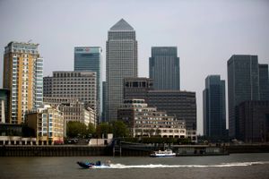 London er kendt som verdens finanscentrum - og som en umanerlig dyr på at købe bolig i. Men det er blevet lidt billigere over det seneste år, så priserne er gået fra at være umenneskeligt høje til nu at være lidt mindre umenneskeligt høje.