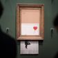 Det makulerede Banksy-værk "Girl with Balloon" udstilles nu verden rundt. Her fra en udstilling i Baden-Württemberg ved Stuttgart. Foto: Sebastian Gollnow/picture-alliance/dpa/AP Images/Ritzau Scanpix