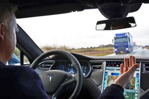 Selv om Tesla har en autopilotfunktion, understreger bilproducenten, at systemet stadig er under udvikling, og at føreren hele tiden skal være klar til at gribe ind. Foto: Polfoto