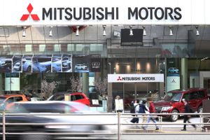 Mitsubishi Motors' hovedkvarter i det central Tokyo. Firmaet er Japans sjette største og verdens 16. største bilfabrikant, men har haft svært ved at konkurrere på minibilsmarkedet. Foto: Shingo Ito/AFLO) (via AP)