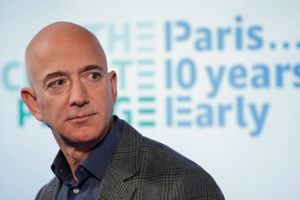 Amazon-stifter Jeff Bezos siger, at ordren på 1800 elektriske biler fra Mercedes er en del af strategien om, at gøre Amazon.com CO2-neutral i 2040. AP Photo/Pablo Martinez Monsivais.