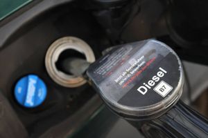 I Europa er lagerbeholdningerne af diesel nede på det laveste niveau siden 2008, og flere lande styrer mod en decideret dieselkrise. Foto: Reuters/Wolfgang Rattay