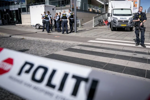 Politiet har været massivt til stede ved Field's siden de første meldinger om skyderi i shoppingcentret. Foto: Mads Claus Rasmussen