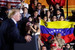 Trumps hårde retorik over for Venezuelas socialistiske regime kan blive et problem for præsidenten ved det næste valg. 