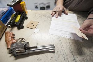 En Smith & Wesson revolver sælges her, mens indehaveren af butikken udfærdiger papirarbejdet i Gun Shop i Harrisonburg i USA. Arkivfoto:Jason Lenhart/Daily News-Record via AP.