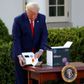 USA har testet over en million mennesker for coronavirus, siger USA's præsident, Donald Trump, på et pressemøde sent mandag aften dansk tid. Her ses Trump åbne en ny slags test, der angiveligt kan give resultat på fem minutter. Foto: Tom Brenner/Reuters