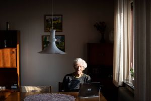 Vi bør vænne os til sensorgulve, skæmbesøg og spiserobotter, siger en forsker, for kommuneøkonomien nødvendiggør velfærdsteknologi, der sparer bl.a. hjemmepleje. Men teknologien er ofte også en gevinst.