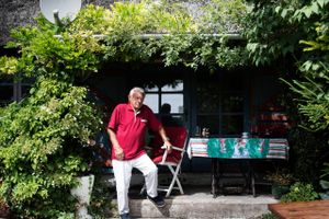 Den 88-årige pensionist Poul Gunnar Andersson er stærkt utilfreds med, at Danske Banks realkreditselskab, Realkredit Danmark, vil tvinge ham til at sælge sit sommerhus hos bankens ejendomsmæglerkæde, Home.