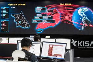 Ansatte studerer nordkoreanske cyberangreb ved Sydkoreas Cybersikkerhedsagentur i Seoul. Nordkorea er beskyldt for en række krypto-tyverier fra sydkoreanske handelsplatforme. Foto: Yun Dong-jin/Yonhap via AP