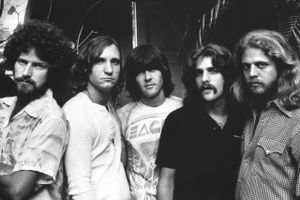 Amerikanske Eagles bestod under indspilningen af ”Hotel California” af (fra venstre) Don Henley, Joe Walsh, Randy Meisner, Glenn Frey og Don Felder. Foto: Warner Music