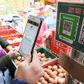 WeChat Pay er en af de foretrukne måder at betale på i Kina, og generelt er WeChat en platform for en lang række tjenster, som er en del af kinesernes hverdag. Et forbud mod WeChat i USA kan derfor ramme Apples salg af iPhones. Foto: Imaginechina/AP
