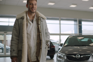 Nicklas Bendtners medvirken i en reklamefilm for Opel Danmark vidner om overskud og selvironi, mener marketingdirektøren bag stuntet.