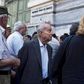 Græske pensionister kunne ikke få deres pensioner udbetalt mandag, fordi bankerne var lukkede.